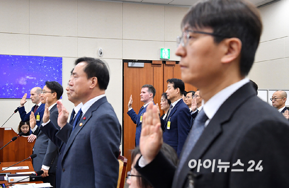 박대준 전 쿠팡 대표이사 등 참석 증인들이 30일 서울 여의도 국회에서 열린 쿠팡 침해사고 및 개인정보 유출, 불공정 거래, 노동환경 실태 파악과 재발방지 대책 마련을 위한 청문회에서 선서를 하고 있다. [사진=곽영래 기자]