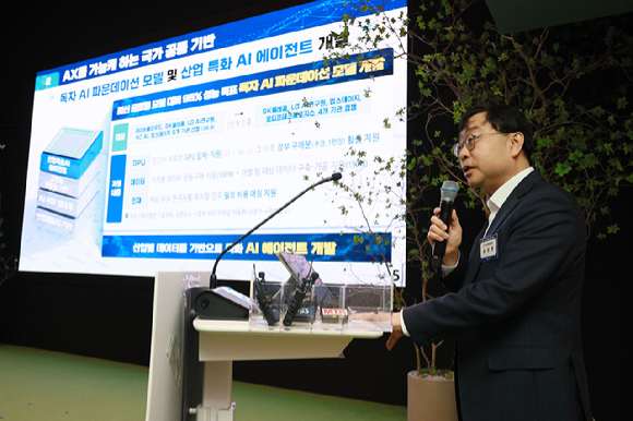 허태수 한경협 AI혁신위원회 위원장(앞줄 왼쪽 여섯 번째)을 비롯해 송상훈 국가AI전략위원회 지원단장, 김창범 한국경제인협회 부회장 등 위원들이 10일 서울 강남구 GS타워에서 열린 'AI 혁신위원회 3차 회의'에 참석해 기념촬영을 하고 있다. [사진=한국경제인협회]