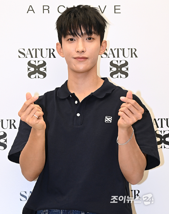 세븐틴 도겸이 10일 오전 서울 중구 명동에서 열린 세터(SATUR) 아카이브 명동 매장 오픈 기념 포토월에서 포즈를 취하고 있다. [사진=곽영래 기자]
