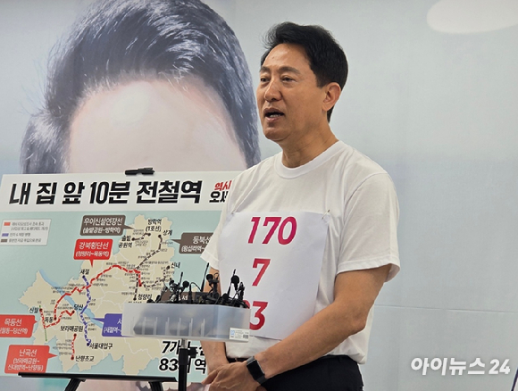 오세훈 국민의힘 서울시장 후보가 26일 서울 종로구 선거사무소에서 '내 집 앞 10분 전철역' 도시철도 공약을 발표한 직후 기자들과 만나고 있다. [사진=김한빈 기자]