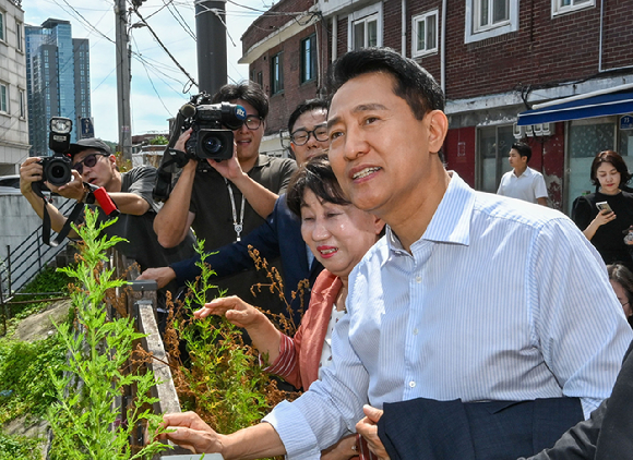 오세훈 서울시장이 지난 11일 신속통합기획 재개발과 모아타운 등 주민이 선택한 민간정비사업이 추진 중인 서울 용산구 서계&middot;청파동 일대 현장을 둘러보고 있다. 2026.8.11 [공동취재] [사진=연합뉴스]
