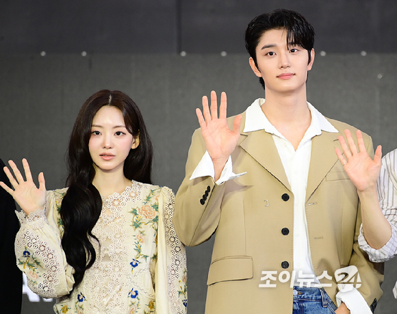 (왼쪽부터) 김정훈 감독-배우 조이현-김재원-강유석-배강희가 8일 부산 해운대구 영화의전당에서 열린 제31회 부산국제영화제 '최종면접' 야외 무대인사를 갖고 있다. [사진=정소희 기자]