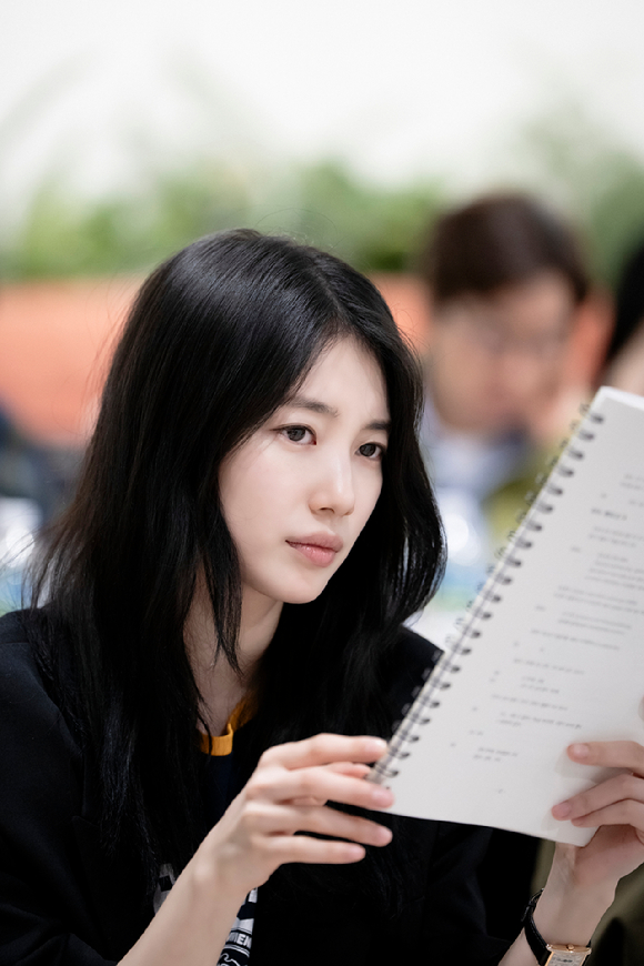 배우 김선호, 수지, 한재림 감독이 디즈니+ '현혹'으로 뭉쳤다. [사진=월트디즈니 컴퍼니 코리아]