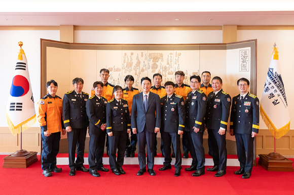 강훈식 대통령 비서실장이 소방의 날을 나흘 앞둔 5일 용산 대통령실에서 소방 공무원 격려 오찬 참석자들과 기념촬영을 하고 있다. 2025.11.5 [대통령실 제공. 재판매 및 DB 금지] [사진=연합뉴스]