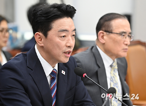 강훈식 대통령 비서실장이 6일 서울 여의도 국회에서 열린 운영위원회의 대통령비서실과 국가안보실, 대통령경호처 등에 대한 국정감사에서 질의에 답하고 있다. [사진=곽영래 기자]