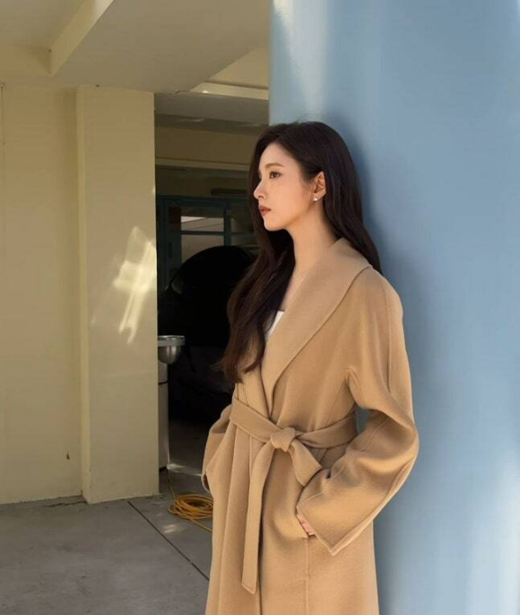 신세경, 카멜색 코트 입고 가을 여신 변신...얼굴 옆태가 예술이네