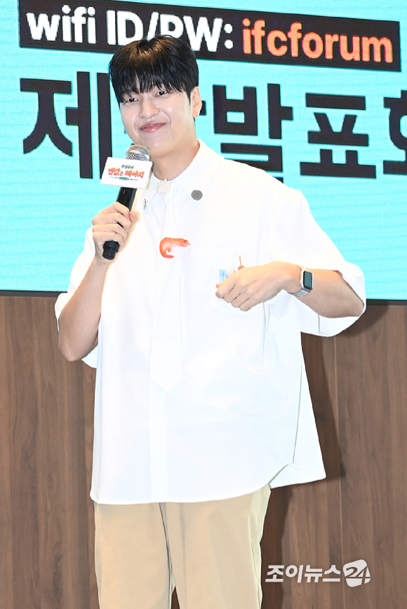 개그맨 유재필이 23일 오전 서울 영등포구 여의도동 TwoIFC에서 열린 EBS, ENA 공동제작 '추성훈의 밥값은 해야지' 제작발표회에 참석해 포즈를 취하고 있다. [사진=문수지 기자]