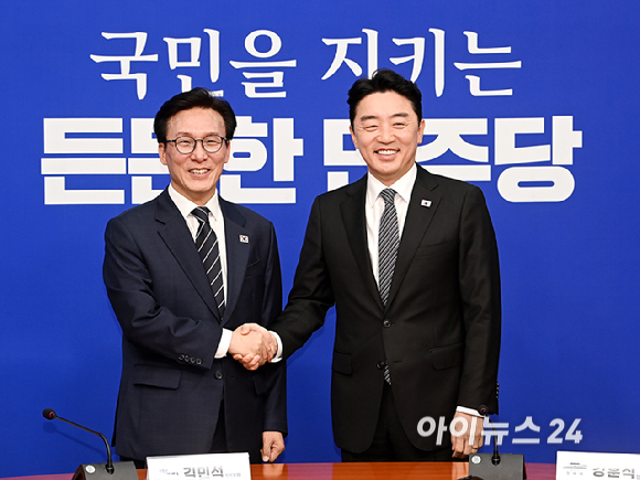 김민석 더불어민주당 신임 당대표가 18일 서울 여의도 국회에서 강훈식 대통령 비서실장을 접견하고 있다. [사진=곽영래 기자]