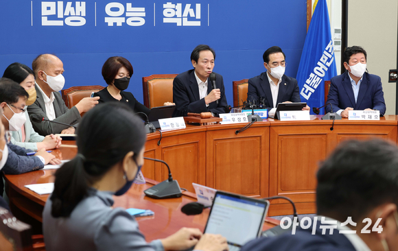 우상호 더불어민주당 비상대책위원장이 24일 서울 여의도 국회에서 열린 비상대책회의에서 발언하고 있다. [사진=김성진 기자]