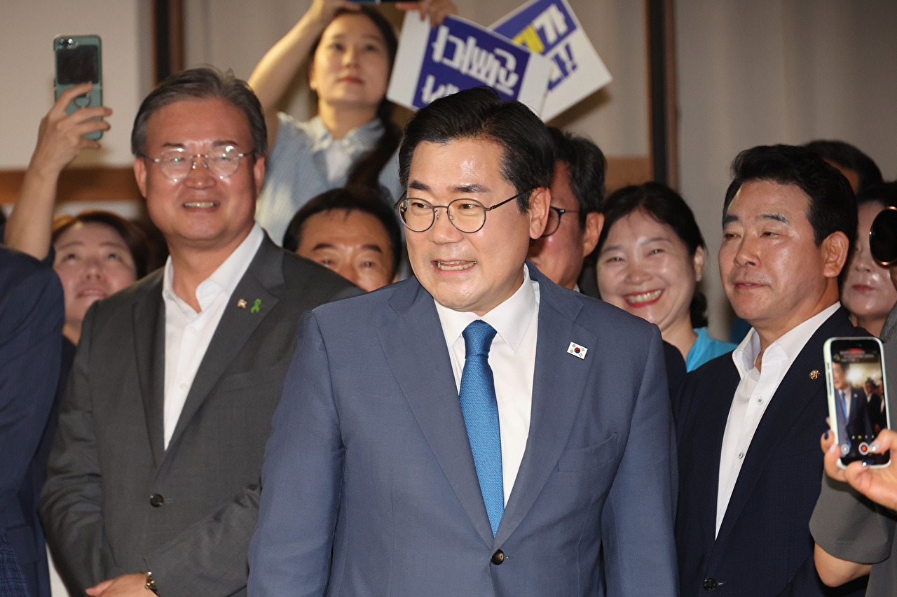 더불어민주당 차기 당 대표 선거에 출마한 정청래 의원이 9일 서울 여의도 국회 의원회관에서 열린 당원 주권 정당개혁 토론회에서 발언하고 있다.(사진 왼쪽) 같은 날 박찬대 의원은 전남 무안군 전남도의회 브리핑룸에서 기자회견을 열고 인사말하고 있다.(사진 오른쪽) 2025.7.9 [사진=연합뉴스]