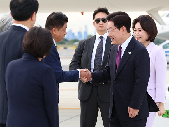 이재명 대통령과 김혜경 여사가 21일(현지시간) 미국 뉴욕 JFK 국제공항에서 영접 나온 차지훈 주유엔대사와 인사하고 있다. 2026.9.22 [사진=연합뉴스]