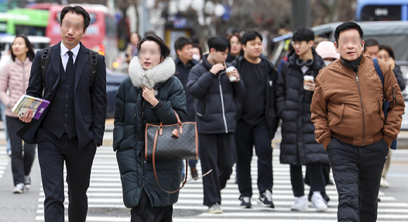 서울 종로구 광화문광장에서 두꺼운 옷차림을 한 시민들이 이동하고 있다. [사진=뉴시스]