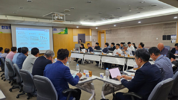 산림청은 10일 정부대전청사에서 임업분야 수출업체와 수출 유관기관 관계자 30여 명이 참석한 가운데 상반기 임산물 수출 실적을 점검하고 품목별 수출 확대 방안을 논의하는 간담회를 개최했다. [사진=산림청]