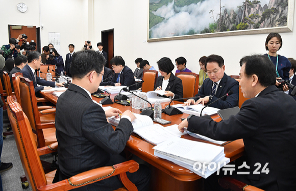 정태호 위원장이 5일 서울 여의도 국회에서 열린 대미투자특별법 처리를 위한 특별위원회 재2처 법안심사소위원회를 주재하고 있다. [사진=곽영래 기자]