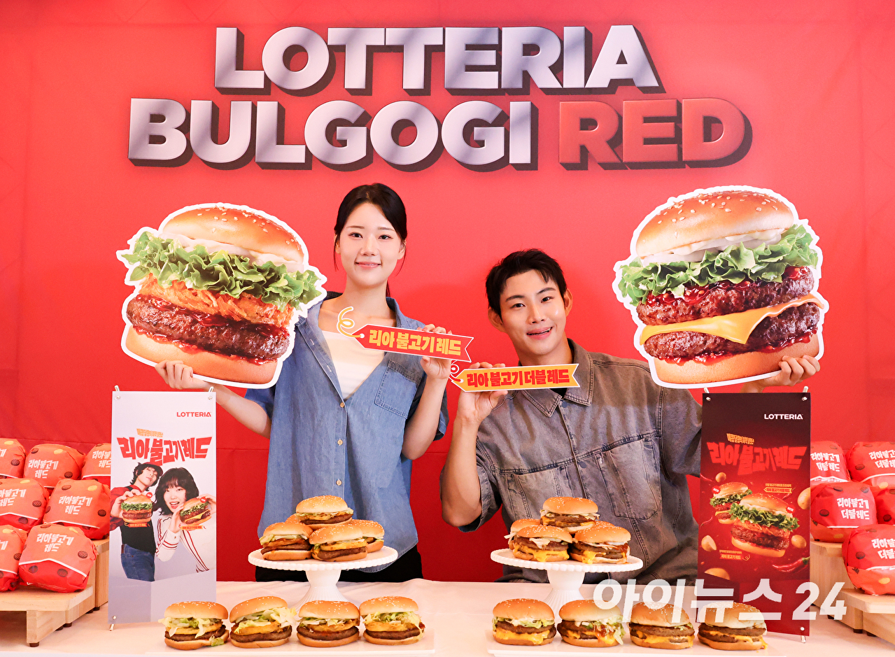 2일 서울 용산구 롯데리아 숙대입구역점에서 진행된 롯데리아 신메뉴 '리아 불고기 레드' 2종 출시 기념 행사에서 모델들이 신제품을 선보이고 있다. [사진=문수지 기자]