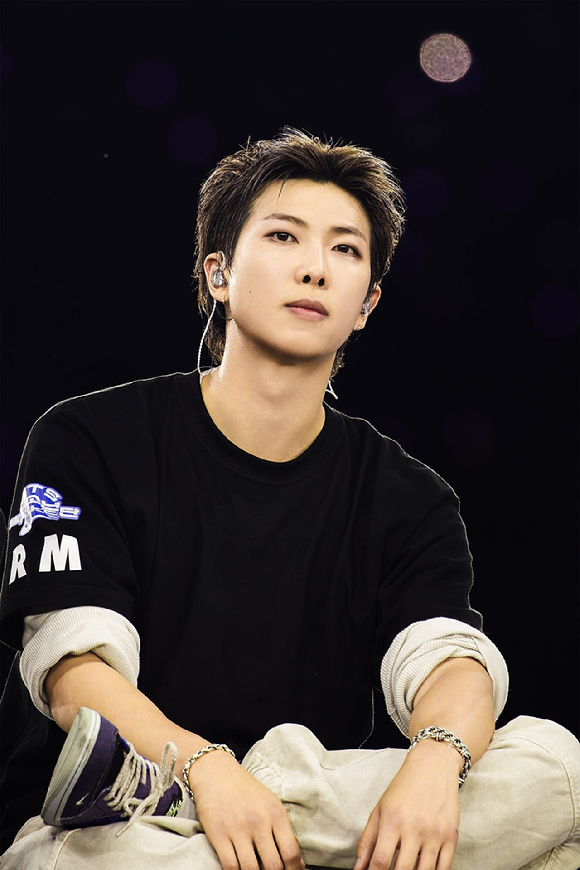 그룹 방탄소년단이 부산시 연제구 부산아시아드 주경기장에서 열린 방탄소년단 월드투어 'BTS WORLD TOUR 'ARIRANG' IN BUSAN'에서 무대를 펼치고 있다. [사진=빅히트뮤직]