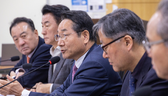 유정복 인천광역시장이 국민의힘 재선의원 공부 모임인 '대안과 책임'이 16일 국회 의원회관에서 개최한 '지방선거 D-6개월 어떻게 해야 승리할 수 있나?' 토론회에서 발제를 하고 있다. [사진=연합뉴스]