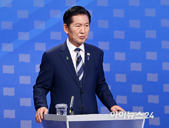 정청래 더불어민주당 당대표 후보가 12일 서울 목동 SBS에서 열린 당대표 후보자 토론회를 준비하고 있다. [사진=곽영래 기자]
