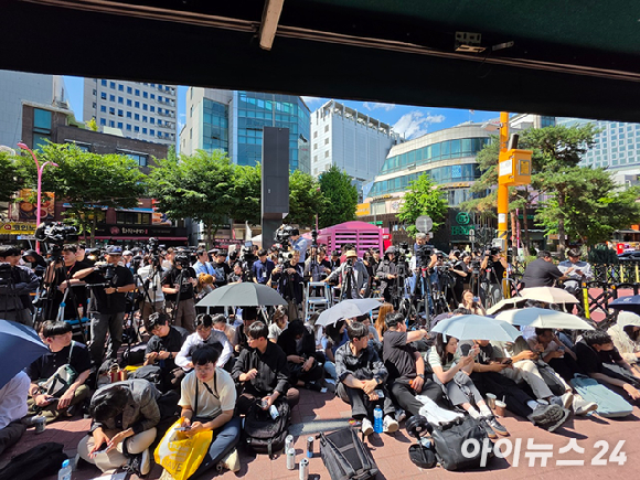 젠슨 황 엔비디아 CEO가 방문할 것으로 알려진 서울 홍대 한 삼겹살 집 앞에 취재진과 시민들로 가득찼다. [사진=황세웅 기자]