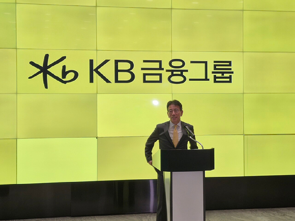 이재근 KB금융그룹 차기 회장 후보가 14일 오전 서울 여의도 KB금융그룹 본사에서 기자들과 만나 향후 경영 방향에 대해 설명하고 있다. [사진=이도훈] 