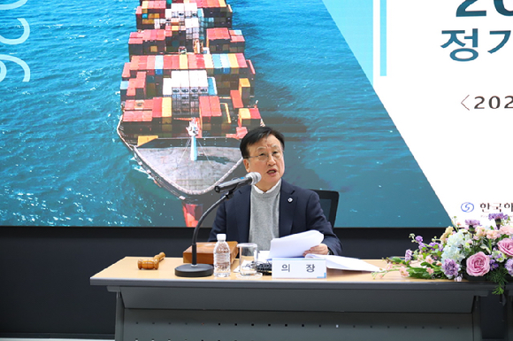 박정석 한국해운협회 회장이 15일 서울 영등포구 해운빌딩에서 열린 '2026 정기총회'에서 신년사를 하고 있다. [사진=한국해운협회]