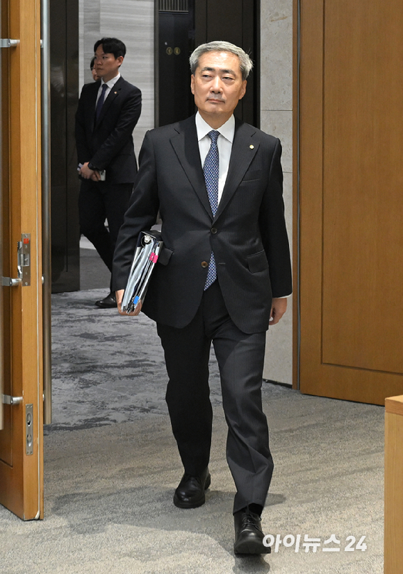 신현송 한국은행 총재가 27일 오전 서울 중구 한국은행에서 열린 금융통화위원회 회의에 참석하고 있다. [사진=사진공동취재단]