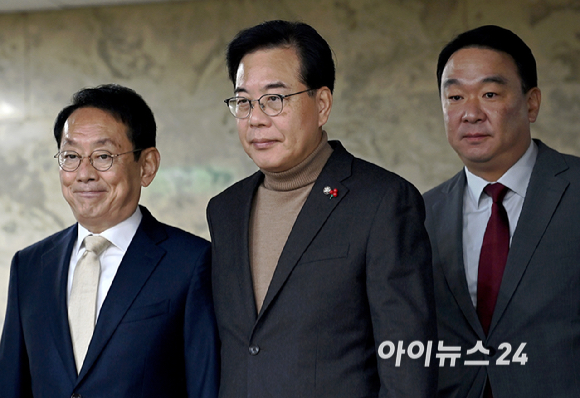 송언석 국민의힘 원내대표가 19일 서울 여의도 국회에서 열린 원내대책회의에 참석하고 있다. [사진=곽영래 기자]