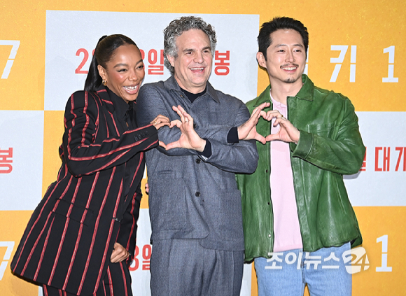 영화배우 나오미 애키, 마크 러팔로, 스티븐 연이 20일 오전 서울 강남구 메가박스 코엑스에서 열린 영화 '미키 17' 내한 기자간담회에서 포토타임을 갖고 있다. [사진=곽영래 기자]