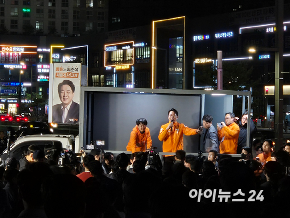 이준석 개혁신당 대표와 이기인 비례대표 후보가 9일 저녁 경기 화성 동탄대로에서 열린 당 총선 파이널 집중유세에서 시민들에게 인사를 하고 있다. [사진=유범열 기자]
