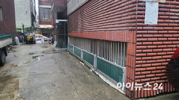 서울시 관악구 신사동 반지하 창문에 물막이판이 설치돼 있다.  [사진=정종오 기자]