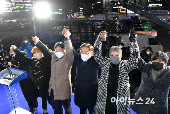 이재명 더불어민주당 대선후보가 16일 오후 서울 송파구 잠실새내역 인근에서 지지 발언자들과 함께 집중 유세를 하고 있다. 기타리스트 신대철, 작곡가 윤일상, 가수 이정석, 가수 이은미, 이 후보, 하준경 한양대 교수, 신홍윤 함꼐하는장애인위원회 청년본부장, 정현백 전 여성부 장관. [사진=국회사진취재단]