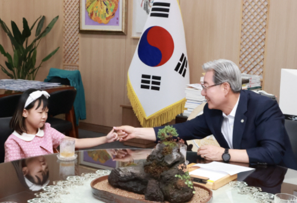 경남 의령에 사는 여섯 살 어린이가 그동안 모은 용돈을 수해 성금으로 기부해 따뜻함을 전했다. [사진=의령군]