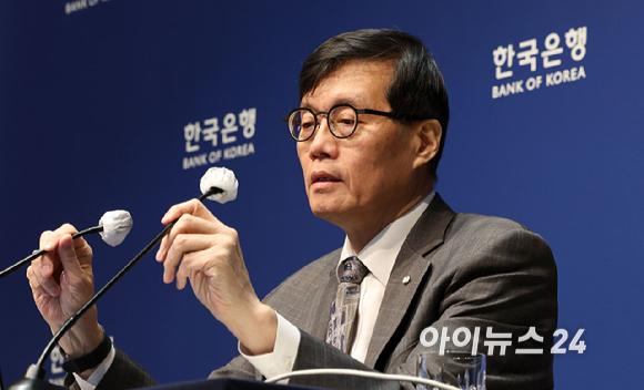 이창용 한국은행 총재가 25일 서울 중구 한국은행 본관에서 열린 금융통화위원회 본회의를 마친후 통화정책방향 기자 간담회를 열고 기자들의 질문을 받고 있다. [사진=사진공동취재단]