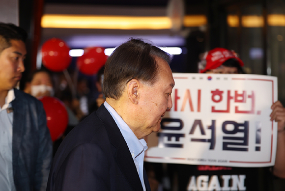 윤석열 전 대통령이 21일 서울 메가박스 동대문에서 이영돈 PD가 제작한 다큐멘터리 영화 '부정선거, 신의 작품인가'를 관람하기 위해 상영관으로 향하고 있다. [사진=연합뉴스]