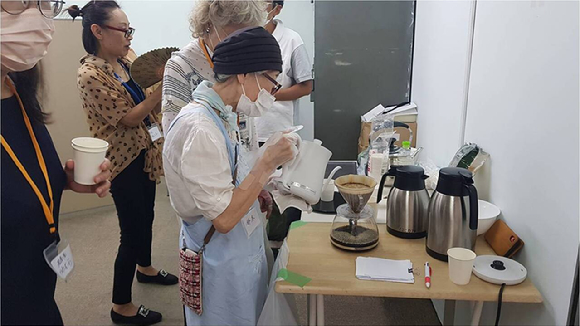 일본 교토시 당사자대사(인지증환자)인 스즈키 키미에씨(가운데)가 인지증카페에서 커피를 만들고 있다. [사진=조인케어 제공]