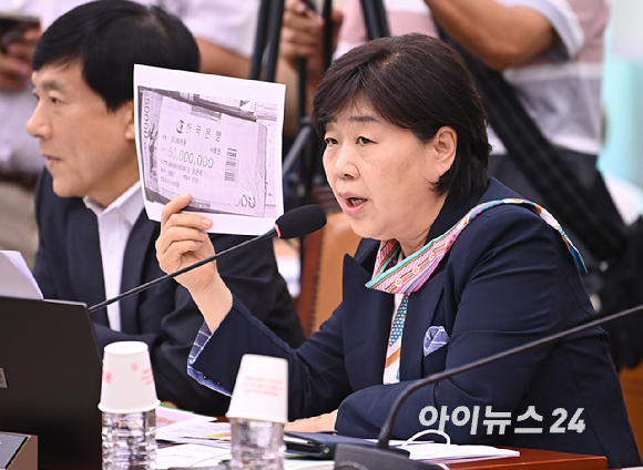 서영교 더불어민주당 의원이 10일 서울 여의도 국회에서 열린 법제사법위원회 전체회의에서 검찰에서 유실된 관봉권 띠지 사진과 관봉권 자료 사진을 들고 검찰 개혁 입법청문회 개최의 필요성을 발언하고 있다. [사진=곽영래 기자]