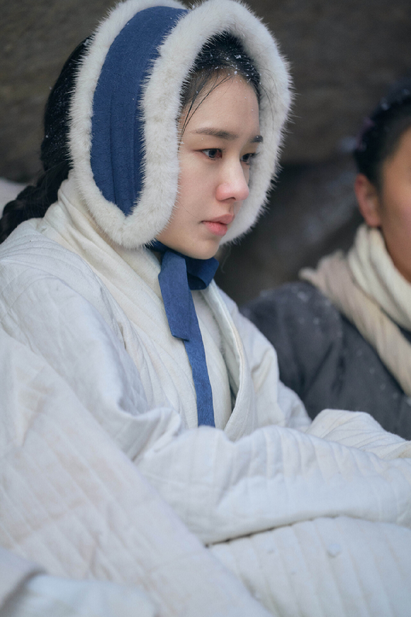 '연인' 김성용 감독이 드라마 종영 인터뷰를 기념해 사진촬영을 하고 있다. [사진=MBC]