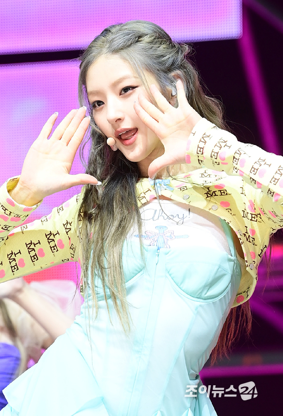 그룹 키스오브라이프 하늘이 6일 오후 서울 용산구 블루스퀘어에서 열린 키스오브라이프(KISS OF LIFE)새 싱글 앨범 'Who is she' 발매 기념 쇼케이스에 참석해 수록곡 'Don&lsquo;t Mind Me' 무대를 선보이고 있다. [사진=정소희 기자]