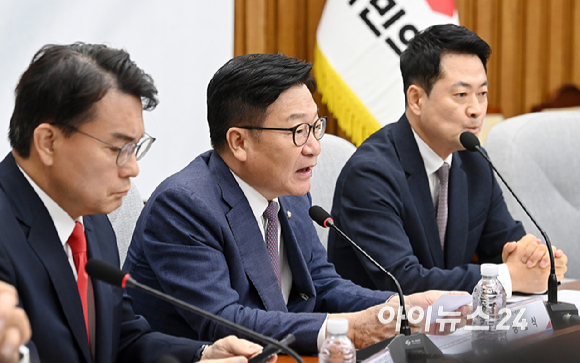 정점식 국민의힘 원내대표가 21일 서울 여의도 국회에서 열린 '제9회 전국동시지방선거 투표용지 부족사태 등 국민참정권 침해 진상규명 및 선거관리 개혁을 위한 국정조사특별위원회' 및 '6.3 국민참정권 침해 진상규명 및 선거관리 개혁 특별위원회' 연석회의에서 발언하고 있다. [사진=곽영래 기자]