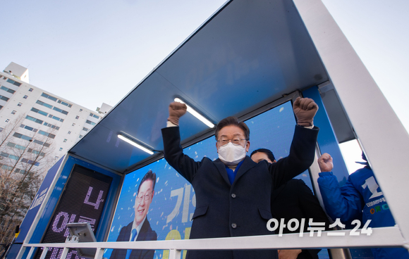 이재명 더불어민주당 대선후보가 17일 오후 서울 성동구 왕십리역 앞에서 열린 집중유세에서 유권자들에게 지지를 호소하고 있다. [사진=국회사진취재단]