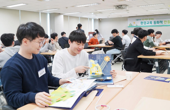 대한전선 신입사원들이 환경 동화책을 만들고 있다. [사진=대한전선 ]