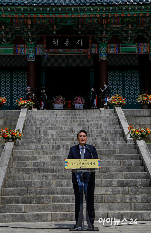 윤석열 대통령 당선인이 28일 오전 충남 아산 현충사에서 열린 이순신 장군 탄신 477주년 기념 다례제에 참석하고 있다. [사진=인수위 사진기자단]