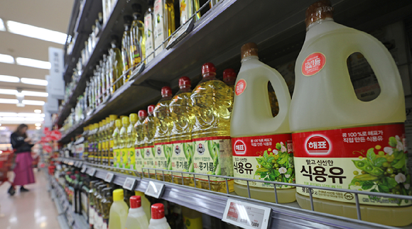 20일 오후 서울 시내 한 대형할인마트에 식용유 상품이 진열돼 있다. [사진=뉴시스]