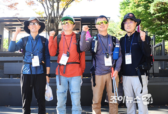 (사)고려대학교 산악회 김수진 회장(오른쪽)과 회원들이 이 17일 서울 우이동 만남의광장에서 진행된 '스타 더윈드와 함께 하는 팬트레킹-제14회 희망찾기 등산&middot;트레킹 교실'에 행사 가이드로 참석하고 있다. [사진=정소희 기자]