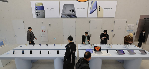 삼성전자의 신형 플래그십 스마트폰 갤럭시 S24 시리즈가 공식 출시된 지난해 1월 서울 삼성 강남을 찾은 시민들이 S24 시리즈를 살피고 있다. [사진=연합뉴스]