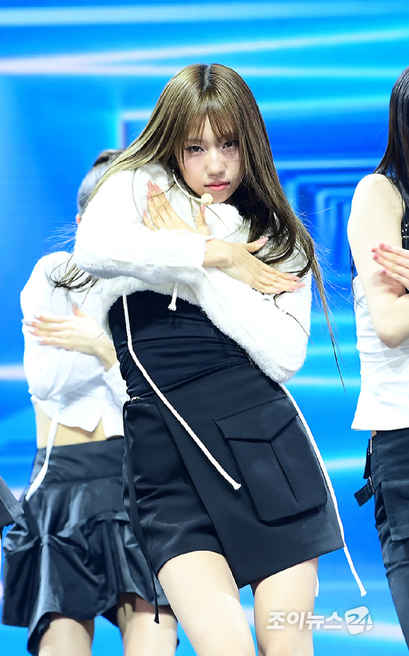 그룹 이즈나 최정은이 25일 오후 서울 광진구 광장동 예스24라이브홀에서 열린 izna(이즈나) 미니 1집 'N/a' 발매 기념 데뷔 쇼케이스에 참석해 멋진 무대를 선보이고 있다. [사진=정소희 기자]
