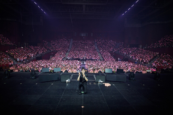 가수 이찬원이 올림픽홀에서 '2023 이찬원 콘서트 ONE DAY' 서울 앙코르 콘서트에서 팬들과 기념사진을 촬영하고 있다. [사진=대박기획]