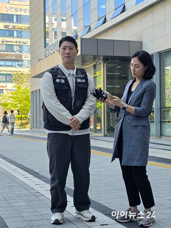 최승호 삼성그룹 초기업노동조합 삼성전자지부(초기업노조) 위원장이 삼성전자가 제기한 '위법 쟁의행위 금지 가처분' 2차 심문을 앞두고 법원에 출석하고 있다. 2026.05.13 [사진=황세웅 기자]