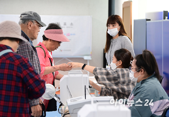 제9회 전국동시지방선거 사전투표 첫날인 29일 오전 서울 용산구 한남동주민센터에 마련된 사전투표소에서 유권자들이 소중한 한 표를 행사하고 있다. [사진=정소희 기자]