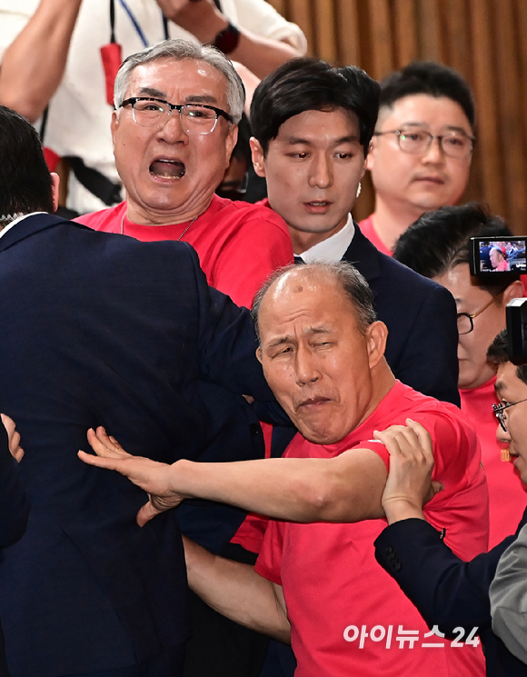 해병대예비역연대 회원들이 28일 서울 여의도 국회에서 열린 본회의에서 '채상병 특검법' 재의결이 부결되자 항의하고 있다. [사진=곽영래 기자]